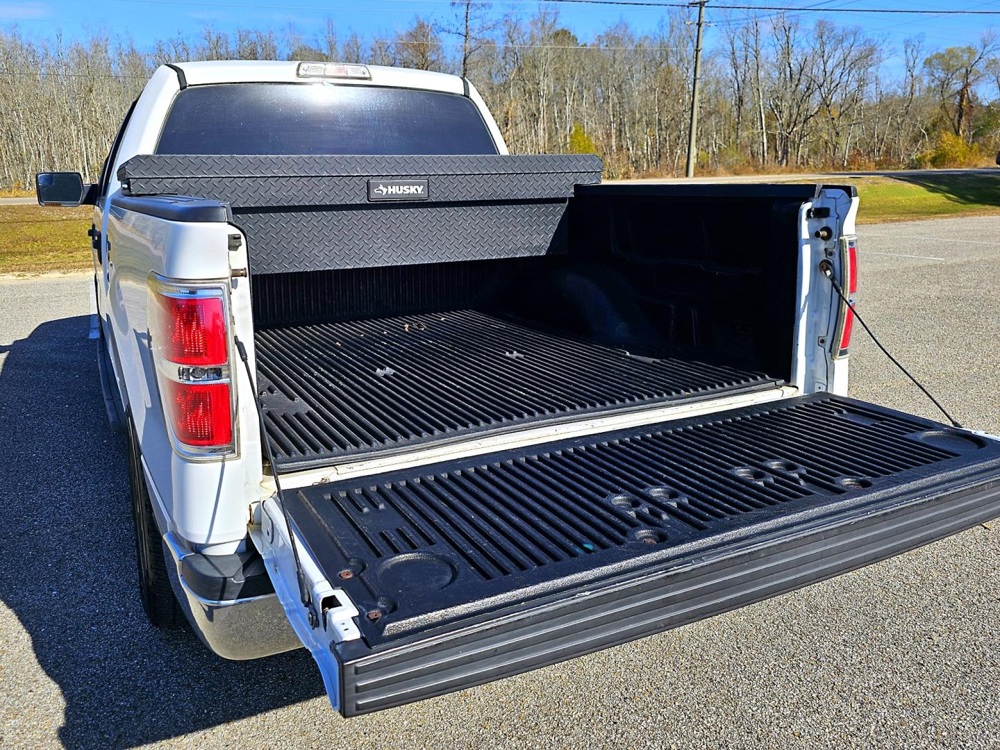 2011 White Ford F-150 LXT SuperCrew 5.5-ft. Bed 2WD (1FTEW1CM3BF) with an 3.7L V6 DOHC 24V engine, 4-Speed Automatic transmission, located at 18001 Kellogg Rd, Saucier, MS, 39574, (228) 832-1441, 39.421459, -76.641457 - Photo#20